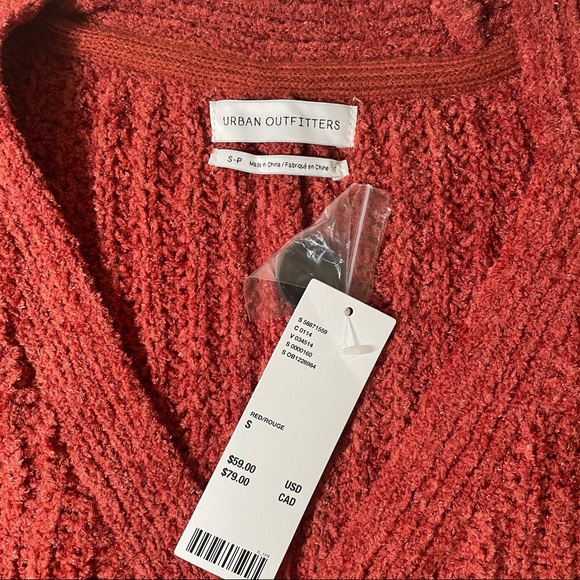 Small Red Cropped Cardigan classic v-line | UO - Picture 9 of 11